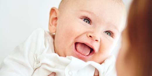 Les chatouilles, le « coucou bouh ! », la « petite bête qui monte »… : qu’est-ce qui fait rire votre bébé ?