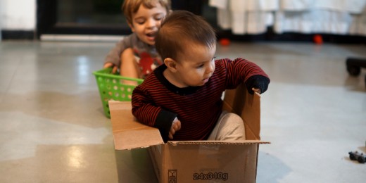 Pour un petit, s'amuser avec une caisse en carton, ça peut être magique