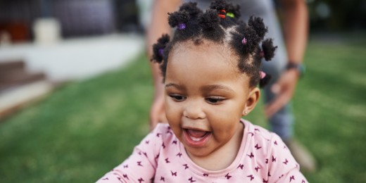 L'enfant de 21-23 mois aime bouger et explorer son espace
