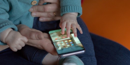 Tablette, télé, smartphone, à quel âge et pourquoi ça pose problème