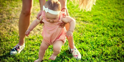 Premiers pas de bébé, entre physiologique, technique et pratique