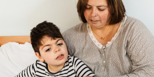 Le gouvernement fédéral prévoit de réduire les congés parentaux : la Ligue des familles s’y oppose fermement !