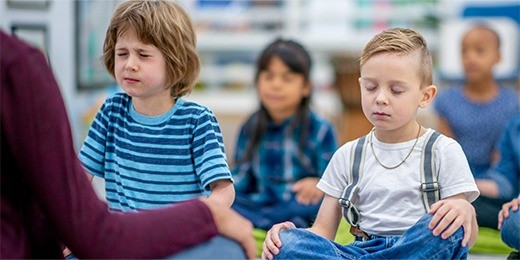 Pleine conscience : une séance avec des enfants à l'école