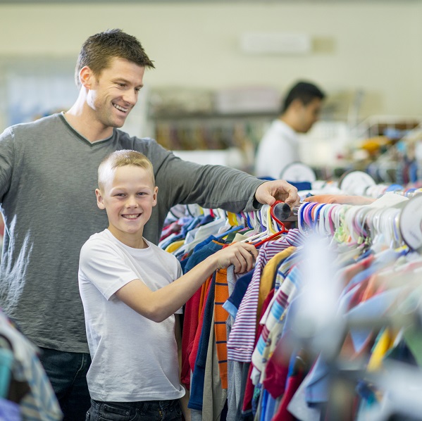 Une vente de vêtements d'enfants en seconde main