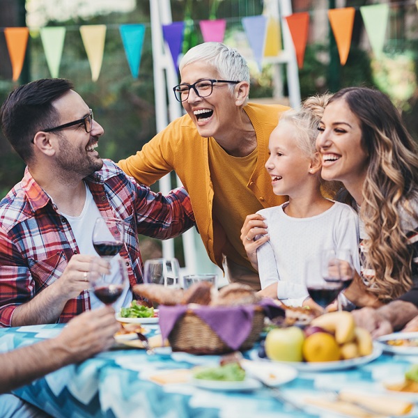 Un repas entre familles du quartier