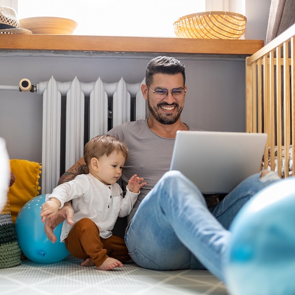 Un homme trouve des informations sur son ordinateur