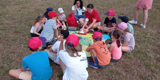 Un jeu de la Croix-Rouge Jeunesse de Belgique pour informer et préparer animateurs, animatrices des 8-12 ans