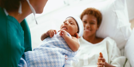 Votre bébé vient de naître et pourtant vous pouvez ressentir une grande solitude