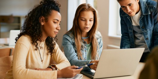 Les parents ne doivent plus acheter de crayons, mais ils doivent payer des ordinateurs