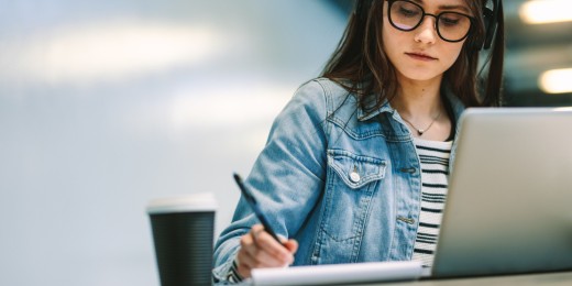 Coût du matériel informatique à l’école : le gouvernement doit oser affronter la réalité des chiffres