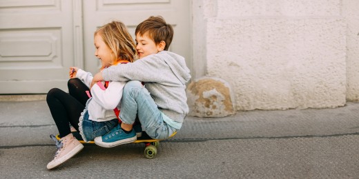 Ces amitiés, tant qu’elles restent des relations préférentielles, sont en général source d’équilibre et de plaisir