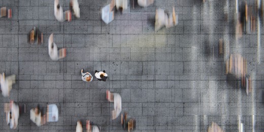 Le monde ne cesse d’accélérer, tandis que les parents courent derrière ce temps qui semble sans cesse s’amenuir