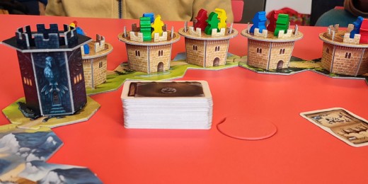Les Tours Ambulantes, un jeu de plateau qui déplace des sorciers en déplaçant des tours de châteaux