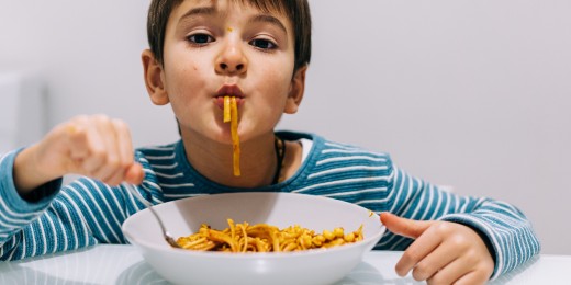 sous ses airs un peu futiles, la politesse peut être un point de départ très concret pour transmettre aux enfants certaines valeurs