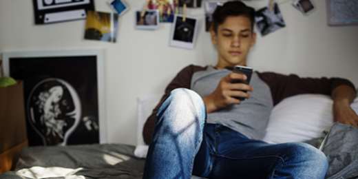 Si l’envoi de nudes est une pratique en hausse chez les jeunes, ses dérives dramatiques telles que la sextorsion et le sexting non consensuel le sont également