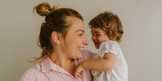 Fête des mères : tous les partis s’engagent en faveur d’un congé parental à 1500€/mois au lieu de 896€
