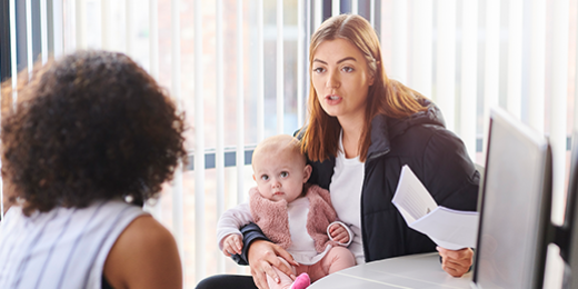 Être parent dans un monde néolibéral, un ouvrage qui permet de comprendre comment la parentalité subit les affres des politiques et des pratiques mercantiles