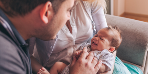 Votre bébé pleure, vous l'apaisez