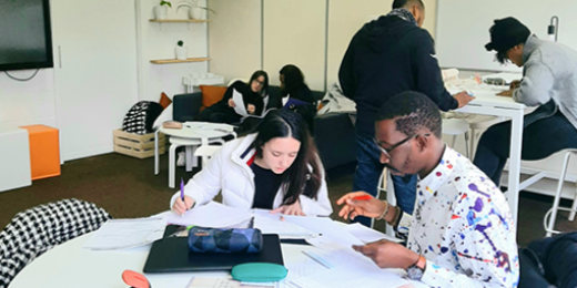 Des jeunes majeurs s'inscrivent en promotion sociale pour reprendre leurs études secondaires