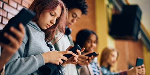 Tôt à la rentrée, la ministre de l’Éducation, Valérie Glatigny, a annoncé l’interdiction prochaine de l’usage du smartphone en primaire et secondaire