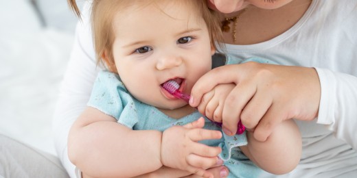 Les petites dents de nos bébés demandent un peu de soin sous peine d’être cariées