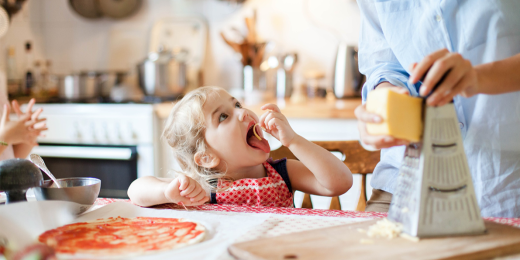 Autour du repas s’imbriquent et se construisent les relations intimes parents-enfants, les règles de vie familiale et nos rapports à la nourriture