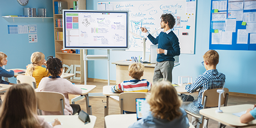 Tableaux ou écrans interactifs, tablettes, les écrans sont de plus en plus présents dans la vie scolaire des enfants