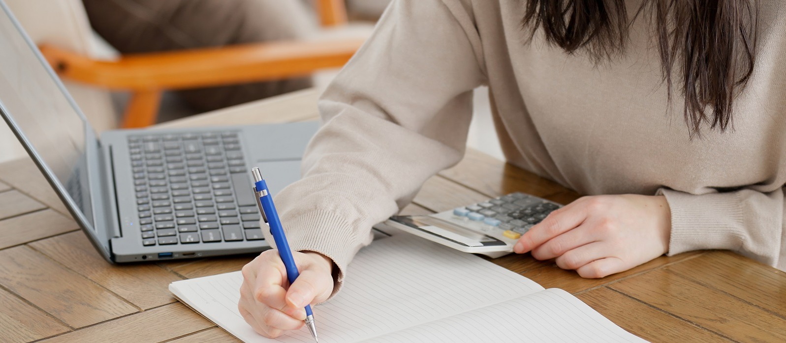 Une femme fait sa comptabilité