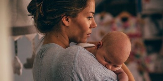 Exclure les congés de naissance du calcul pour le droit au chômage : un manque de considération total pour la réalité des parents