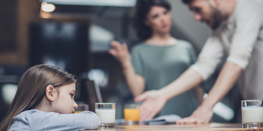 En oubliant de les inclure dans les conversations, certains parents peuvent provoquer des angoisses chez leur·s petit·es