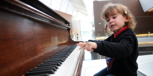 Comment encourager les enfants à tendre l’oreille (qu’ils ont très fine autour de 3 ans&nbsp;!) pour capter de nouveaux sons et ouvrir leur horizon musical&nbsp;?