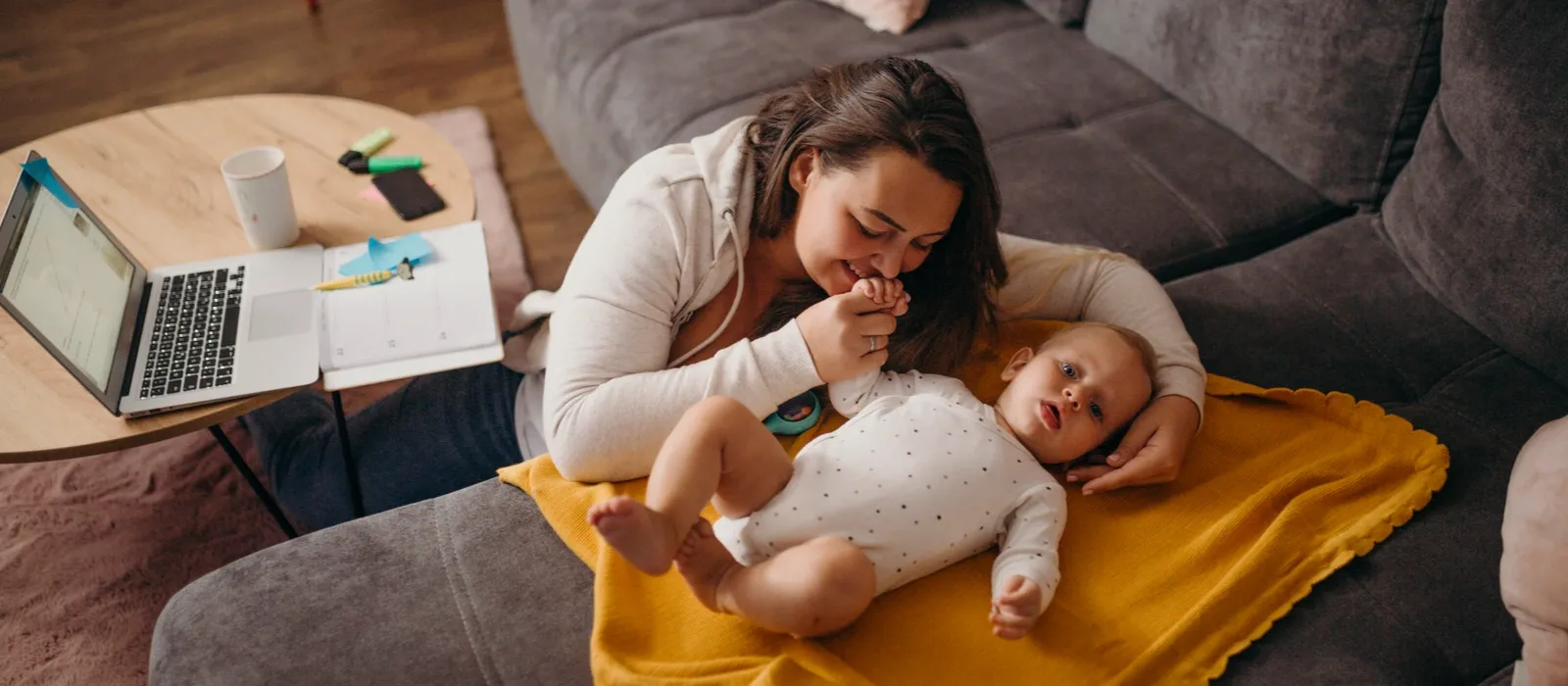Maman avec son bébé sans solution de garde