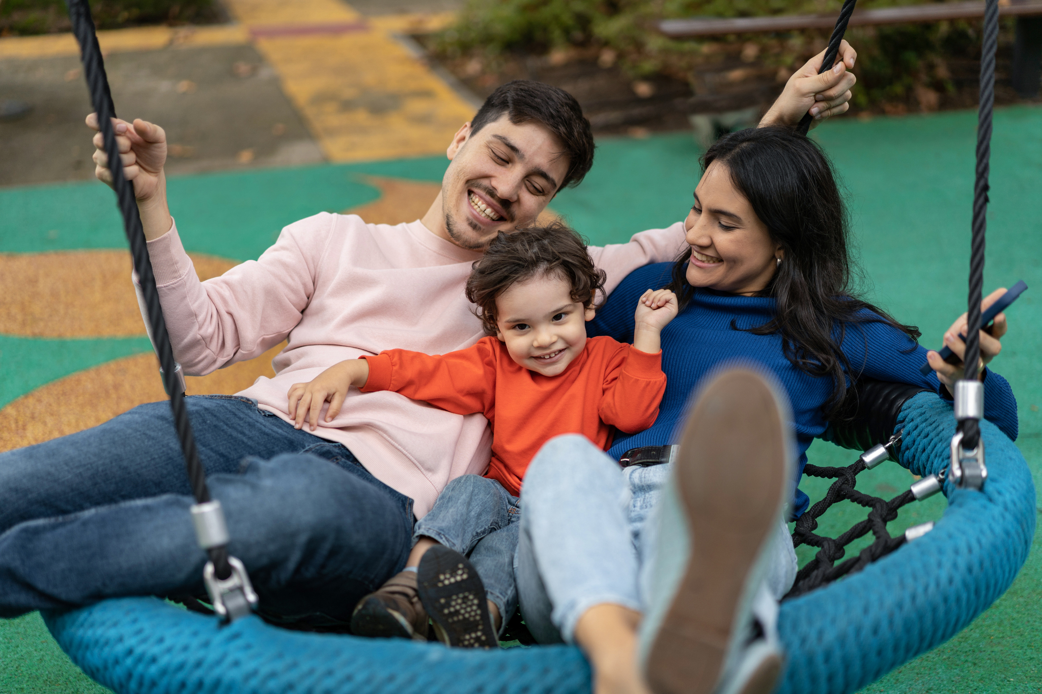 Congés de deux parents qui profitent des vacances