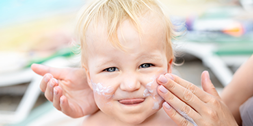 Les bons réflexes pour les protéger au mieux les tout-petits exposés aux dangers du soleil