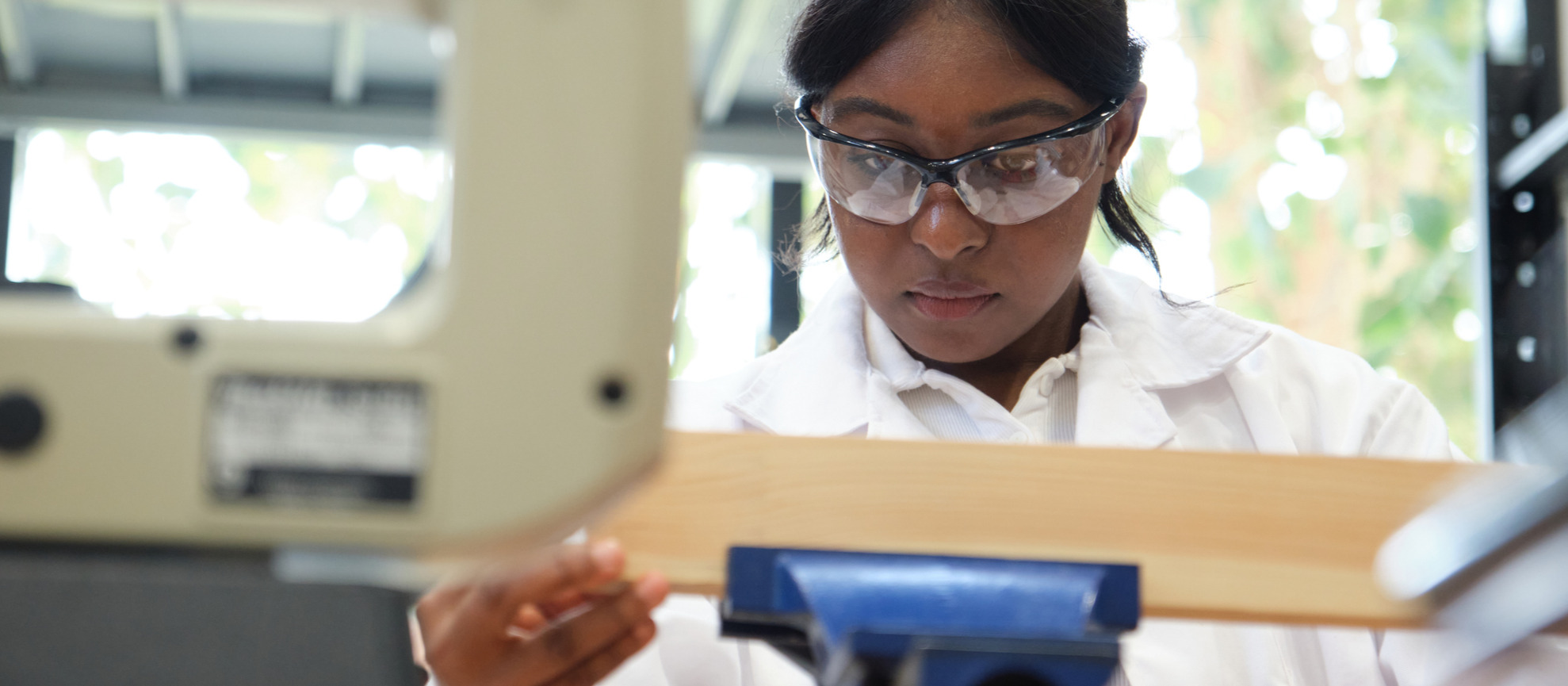 étudiante technique bois