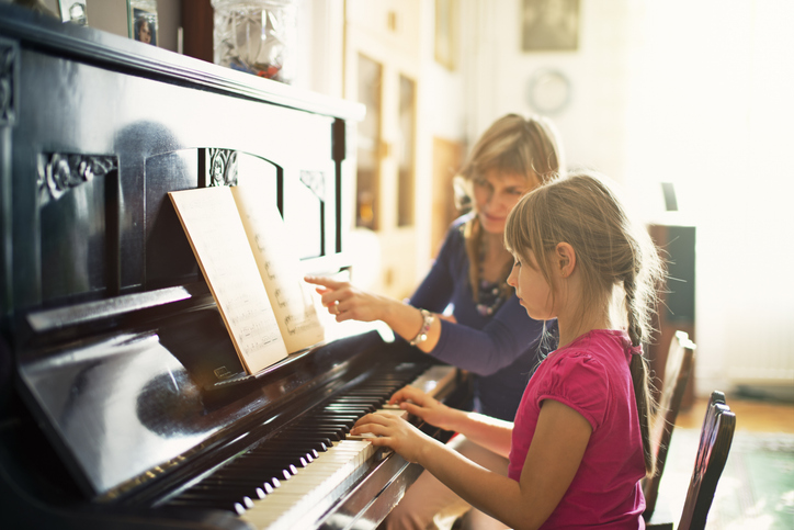Une jeune fille à son cours de piano