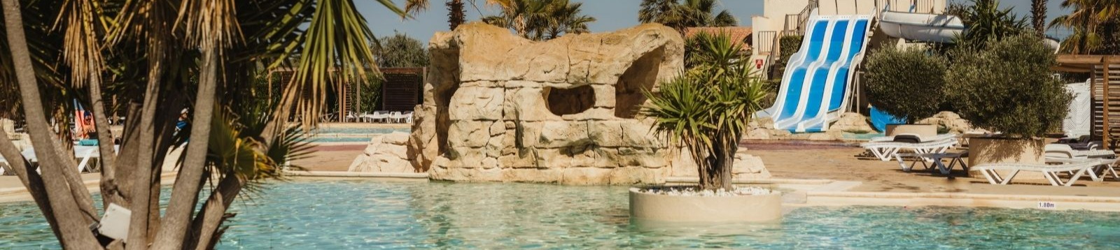 Une grand piscine, des tobogans et un cercle d'amis pour les vacances