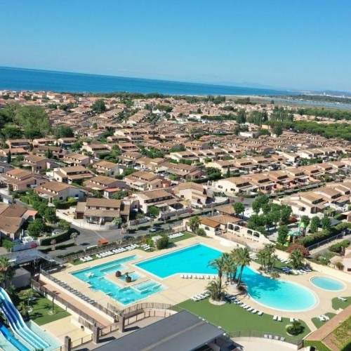Une grand piscine, des tobogans et un cercle d'amis pour les vacances