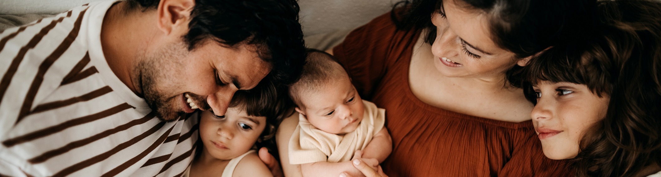 Une famille où le père et la mère s'occupent du nouveau né