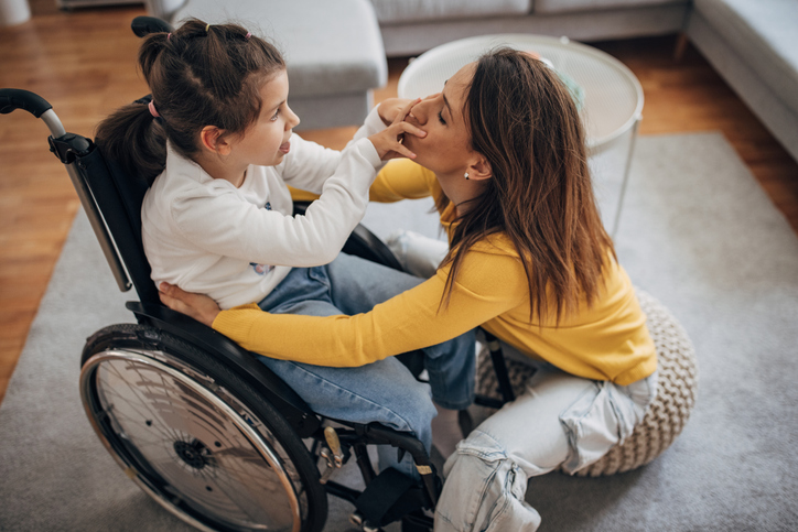Maman aidant proche et sa fille en chaise