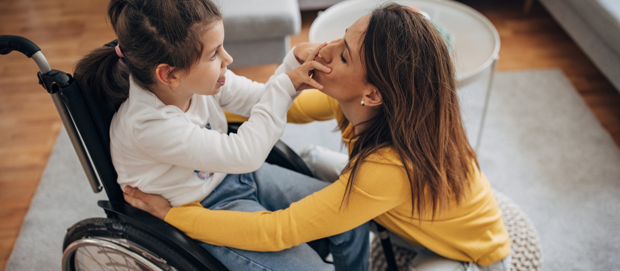Maman aidant proche et sa fille en chaise