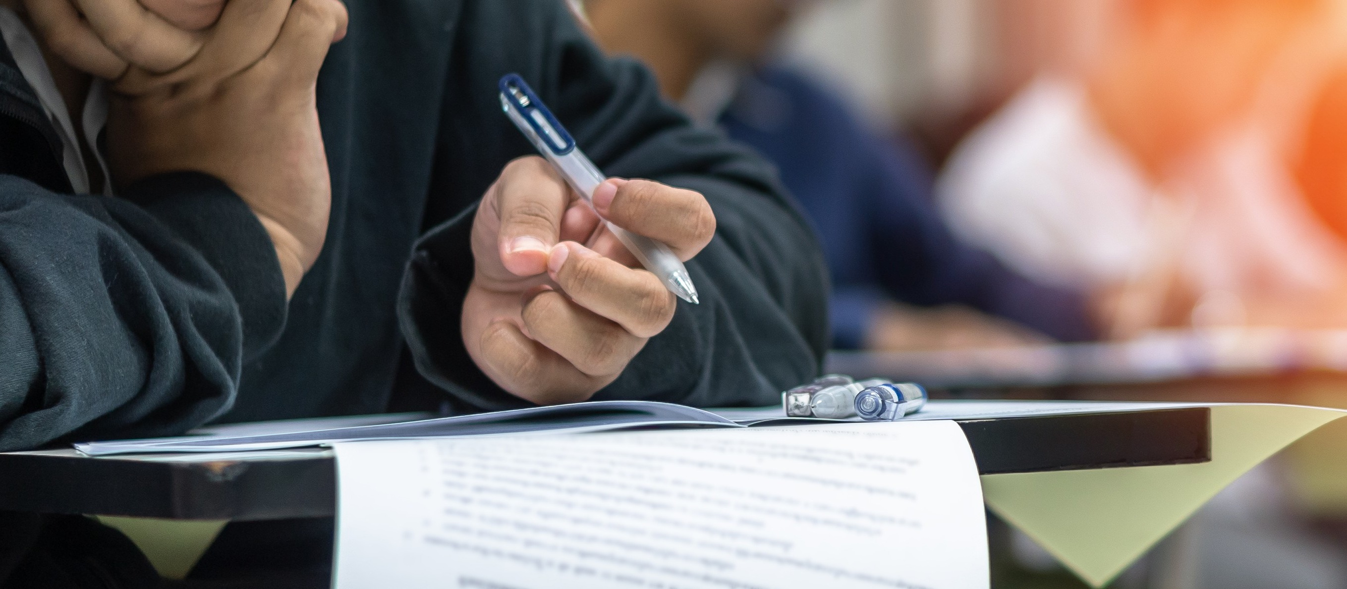 Sur un banc à l'université