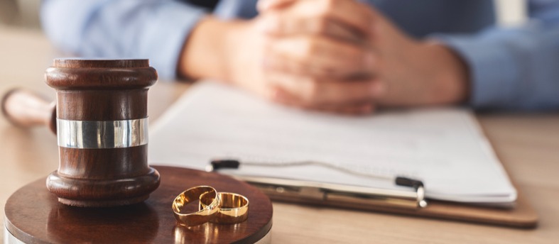 Des alliances et le marteau du juge