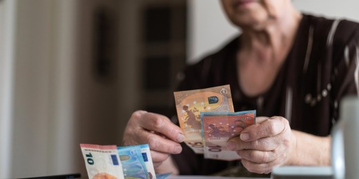 Retraitée gère ses dépenses