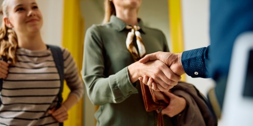 Entraide entre parents et professeurs face à la réforme de l'enseignement
