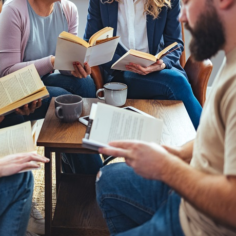Des adultes partagent une lecture