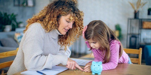 Rentrée : combien coûte au minimum un enfant chaque mois ?