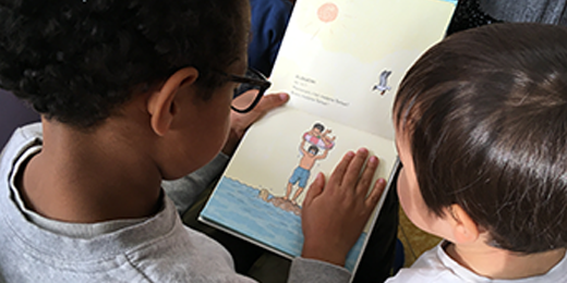 Des enfants de fin de primaire lisent, de façon individualisée, des albums jeunesse à des plus jeunes de maternelle