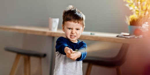 Face à une nouvelle situation, un jeune enfant peut multiplier les tentatives pour attirer l’attention