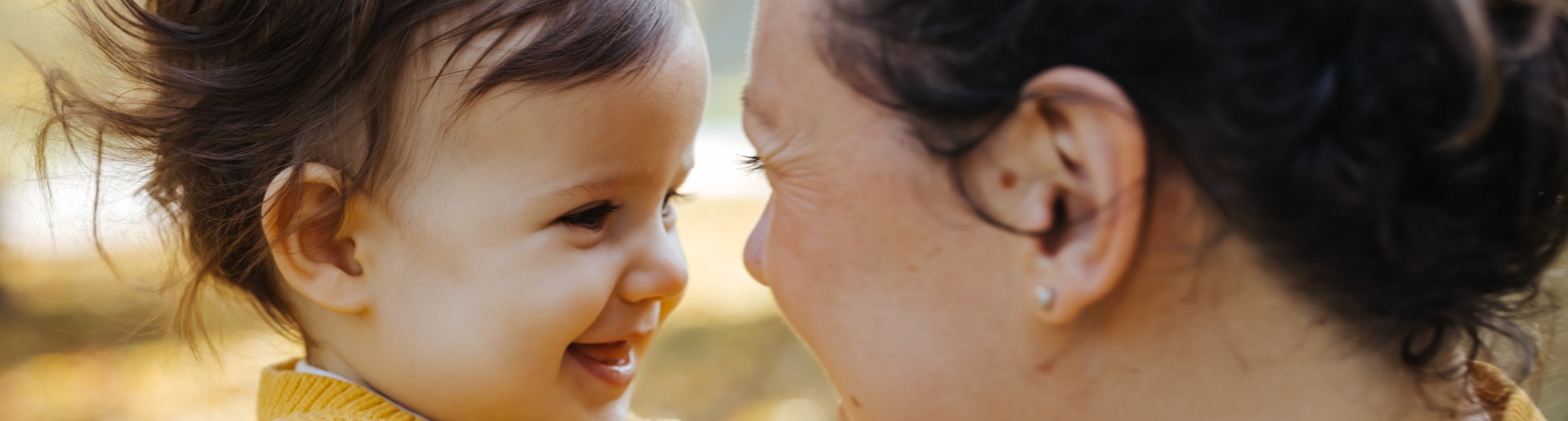 Maman et bébé se regardent
